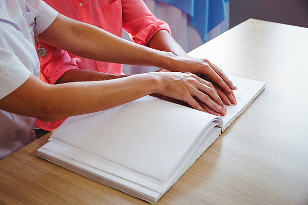 포토 JPG 해외이미지 라이프스타일 여자 노년 실내 앉기 손짓 상반신 성인 두명 옆모습 독서 간호사 도움 책상 돌봄 시각장애인 점자 손짚기 여자만 점자책 해외포토 뷰포인트 가구 컨셉 모션 사람 내부 생활 책 의료진 장애인 파일형식 이미지허브