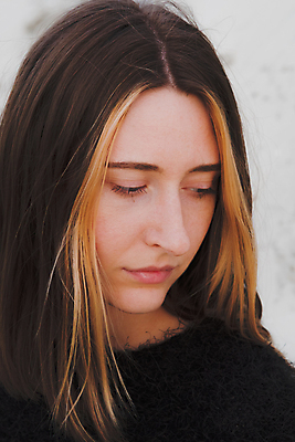 포토 JPG 해외이미지 백인 긴머리 여자 얼굴 컨셉 청소년 자연 추상 친절 아이디어 갈색머리 미술 한명 성인 야외 뷰티 머리 부드러움 내추럴 배려 성인여자만 해외포토 서양인 1 헤어스타일 무늬 문화예술 사람 신체부위 감각 생태계 여자만 성인만 파일형식 이미지허브