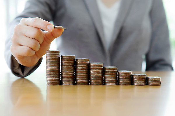 포토 JPG 해외이미지 손 컨셉 돈 비즈니스 유리 사람 동양인 사람없음 금융 경제 사무실 반사 쌓기 동전 검은색 성장 잡기 비즈니스우먼 절약 황금 주식 책상 속도 투자 상업 상승 이익 회계 보험 월급 대출 넣기 세금 수입 투자자 비용 해외포토 여자 컬러 가구 모션 재질 인종 신체부위 직장인 재산 파일형식 이미지허브