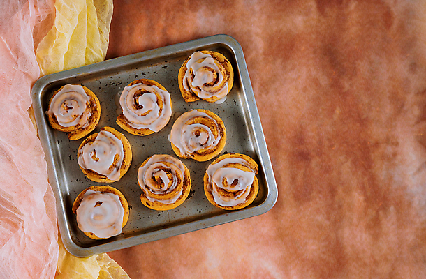 포토 JPG 해외이미지 전통 음식 크리스마스 휴가 디저트 쟁반 따뜻함 나선형 덴마크 스웨덴 사람없음 갈색 얼음 빵집 사막 소용돌이 흰색 대접 신선 달콤 맛 아침식사 정상 설탕 두루마리 굽기 향신료 반죽 브런치 롤 반투명 번 시나몬 어려움 페스츄리 핸드메이드 프로스팅 시나몬롤 해외포토 자연요소 기념일 빵 컬러 컨셉 무늬 북유럽 상점 식사 회오리 구이 제빵 향미료 파일형식 이미지허브