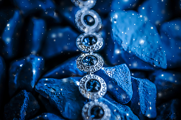 포토 JPG 해외이미지 장신구 팔찌 실내 사람없음 조약돌 화려 우아함 보석 파란배경 다이아몬드 해외포토 백그라운드 컨셉 내부 파란색 돌_바위 광석 파일형식 이미지허브