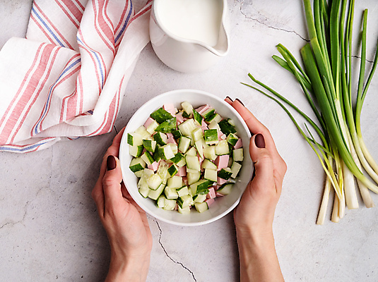포토 JPG 해외이미지 손 음식 식재료 요리 신체부위 우유 잡기 요리중 파 건강식 해외포토 채소 모션 유제품 사람 파일형식 이미지허브