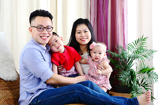 포토 JPG 해외이미지 라이프스타일 응시 여자 남자 행복 아들 어린이 백그라운드 가족 관계 엄마 남편 휴식 함께함 건강 미소 사람 앉기 동양인 소년 여러명 성인 부모 장난감 중국 기쁨 아내 아빠 해외포토 시선 감정 아시아 다수 컨셉 모션 표정 인종 생활 파일형식 이미지허브