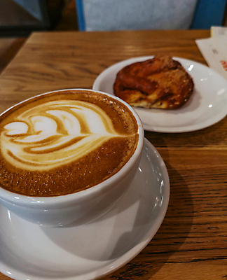 포토 JPG 해외이미지 접시 커피 음료 음식 백그라운드 패턴 탁자 아침 디저트 미술 사람없음 목재 컵 갈색 상점 거품 카페 우유 튤립 수확 흰색 하트 뜨거움 달콤 맛 아침식사 굽기 질감 아로마 롤 바리스타 향 카푸치노 에스프레소 내추럴 라떼 모카 번 시나몬 카페인 페스츄리 해외포토 주간 모양 나무 직업 식기 꽃 빵 컬러 가구 컨셉 무늬 농업 재료 문화예술 유제품 식사 구이 파일형식 이미지허브