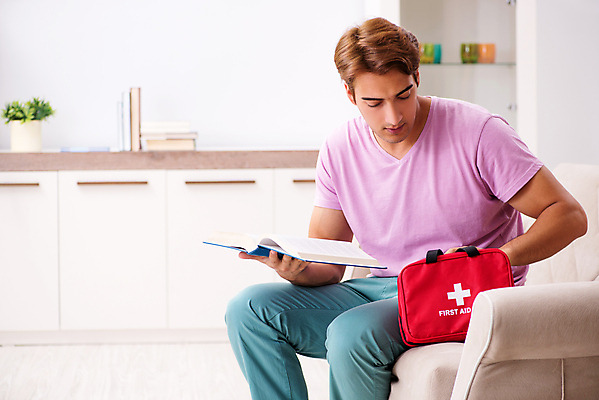 포토 JPG 해외이미지 남자 실내 한명 들기 앉기 상반신 성인 옆모습 책 구급상자 찾기 성인남자한명만 해외포토 1 뷰포인트 모션 사람 내부 의료용품 남자한명만 성인남자만 파일형식 이미지허브