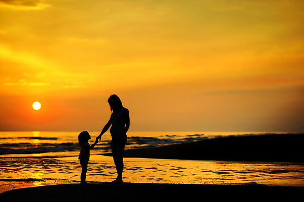 포토 JPG 해외이미지 전신 여자 행복 실루엣 어린이 파도 바다 가족 엄마 휴가 함께함 소녀 성인 야외 두명 여름 햇빛 손잡기 황혼 일몰 임산부 저녁 여자만 해외포토 계절 감정 컨셉 관계 모션 촬영기법 사람 태양 노을 임신 야간 파일형식 이미지허브