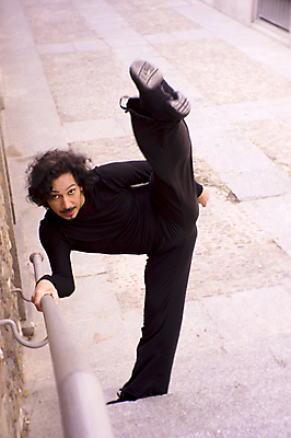 포토 JPG 해외이미지 주간 전신 남자 한명 사람 성인 야외 앞모습 잡기 화려 발레 다리찢기 발레리노 성인남자한명만 해외포토 자연요소 1 뷰포인트 컨셉 모션 춤 남자한명만 성인남자만 파일형식 이미지허브