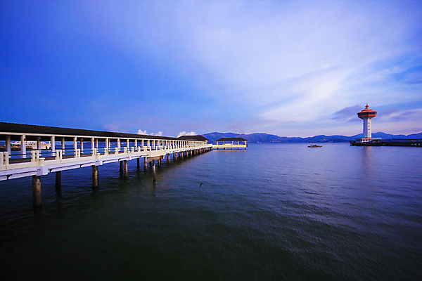 포토 JPG 해외이미지 응시 실루엣 산업 바다 여행 요트 비즈니스 교통시설 태국 자연 하늘 휴식 사람없음 물 경제 빛 일출 탑 항구 황혼 일몰 새벽 경계선 보트 황금 야간 저녁 카지노 휴양지 상업 장면 포트 남쪽 안다만 크로스컨트리 해외포토 자연요소 건축물 시선 아시아 선 교통 컨셉 배_교통 촬영기법 노을 장소 도박 방향 경계 시설 생태계 파일형식 이미지허브
