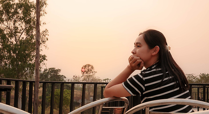 포토 JPG 해외이미지 나무 라이프스타일 응시 여자 실루엣 여행 백그라운드 자연 하늘 아침 휴가 한명 사람 앉기 동양인 성인 야외 뷰티 여행객 일출 일몰 슬픔 기다림 싱글 타운 내추럴 혼자 해외포토 주간 식물 1 시선 감정 모션 촬영기법 인종 생활 노을 도시 생태계 파일형식 이미지허브