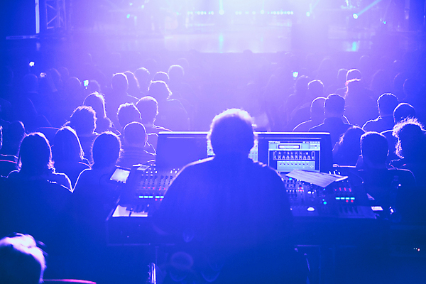 포토 JPG 해외이미지 실루엣 음악 사람 이벤트 사람없음 빛 파티 축제 소리 콘서트 공연 음악가 무대 춤 악단 그룹 군중 야간 믹서 클럽 쇼 팝 생존 해외포토 자연요소 직업 문화예술 촬영기법 파일형식 이미지허브