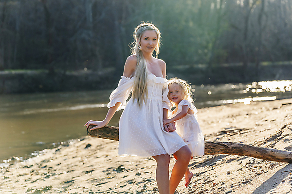 포토 JPG 해외이미지 백인 라이프스타일 여자 딸 행복 어린이 가족 포옹 자연 놀이 엄마 키스 함께함 건강 사랑 한명 웃음 사람 야외 초록색 강 부모 봄 기쁨 육아 시골 아기 잡기 해외포토 서양인 1 계절 감정 컬러 컨셉 관계 안기 모션 표정 생활 애정표현 생태계 파일형식 이미지허브