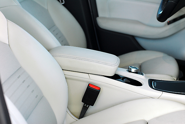 포토 JPG 해외이미지 손 디자인 스포츠 의자 교통시설 자동차 새로움 사람없음 내부 빨간색 반사 회색 긴급 고급 바느질 주차 가죽 브레이크 묘사 위로 그만 해외포토 육상교통 컬러 가구 교통 컨셉 신체부위 시설 파일형식 이미지허브