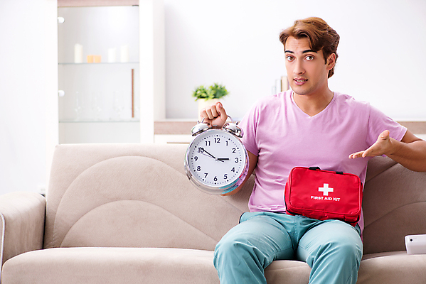 포토 JPG 해외이미지 남자 시계 실내 한명 들기 앉기 상반신 성인 앞모습 소파 구급상자 성인남자한명만 해외포토 1 뷰포인트 의자 모션 사람 내부 의료용품 남자한명만 성인남자만 파일형식 이미지허브