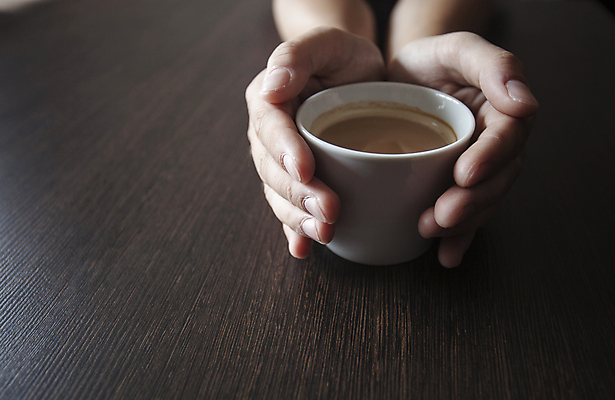 포토 JPG 해외이미지 손 커피 음료 휴식 실내 관리 한명 사람 인종 성인 사람없음 신체부위 컵 가로 카페 신선 잡기 뜨거움 커피잔 고객 크림 카푸치노 라떼 카페인 성인만 해외포토 1 식기 컨셉 모션 잔 내부 상점 파일형식 이미지허브