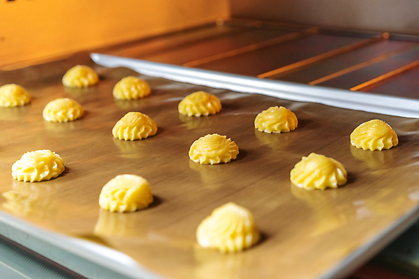 포토 JPG 해외이미지 백인 직업 전통 여자 산업 음식 비즈니스 디저트 주택 직장 쟁반 따뜻함 관리 요리 사람없음 갈색 쿠키 케이크 상점 빵집 신선 업무 오븐 달콤 맛 굽기 준비 반죽 밀가루 번 제빵사 캡모자 핸드메이드 해외포토 서양인 모자_잡화 빵 컬러 컨셉 회사 사람 건물 가전제품 작업 가루 구이 파일형식 이미지허브