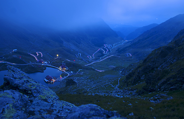 포토 JPG 해외이미지 도로 호수 여행 곡선 자동차 자연 하늘 휴가 산 사람없음 야외 파란색 햇빛 뷰티 일출 환경 계곡 황혼 일몰 산책로 고속도로 위험 고도 언덕 루마니아 통과 산악지대 굴곡 절정 트란실바니아 해외포토 유럽 길 선 육상교통 컬러 컨셉 교통시설 태양 노을 생태계 파일형식 이미지허브