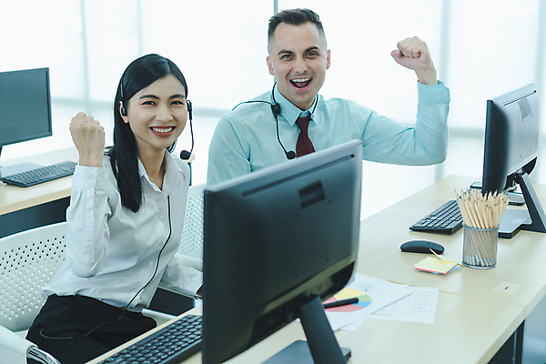 포토 JPG 해외이미지 백인 직업 여자 남자 행복 인터넷 회사 비즈니스 사업가 통신 노동자 말하기 대화 사람 두명 컴퓨터 사무실 디지털 모니터 헤드폰 키보드 업무 작업 비즈니스맨 비즈니스우먼 그룹 센터 중개인 고객 동료 직원 서비스 텔레마케팅 부름 온라인 마케팅 운영자 지원 해외포토 서양인 감정 음향기기 관계 모션 전자제품 직장인 서비스업 파일형식 이미지허브