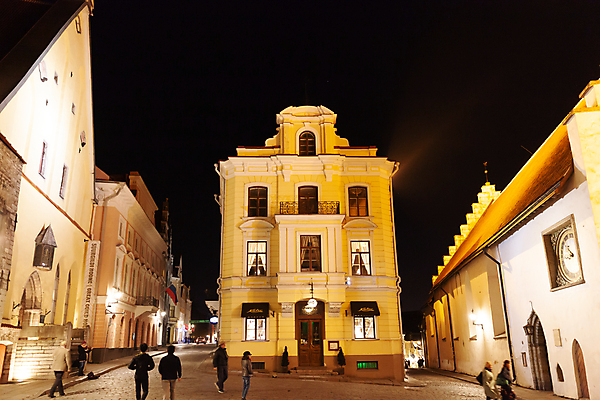 포토 JPG 해외이미지 외관 유럽 건축양식 창문 거리 주택 사람없음 건물 상점 카페 수확 가을 도시 센터 중세 역사 야간 박물관 타운 에스토니아 해외포토 자연요소 건축물 계절 건축 나라 농업 파일형식 이미지허브