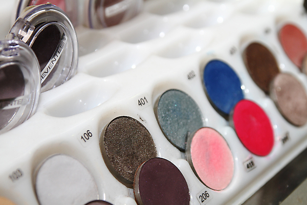 포토 JPG 해외이미지 직업 백그라운드 유리 그림자 사람없음 치료 빛 세트 컬러풀 뷰티 유행 상점 검은색 화장품 흰색 붓 화려 팔레트 상품 가루 속눈썹 피부관리 마스카라 만들기 예술가 아이섀도 고립 멀티 완벽 스타일 해외포토 컬러 컨셉 의학 모션 재질 눈썹 파일형식 이미지허브