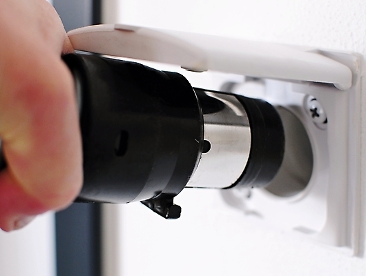 포토 JPG 해외이미지 손 벽 가사 가정 주택 실내 사람없음 내부 검은색 힘 기계 방 장비 공구 잡기 업무 닫기 콘센트 플러그 청소 먼지 호스 튜브 청소부 쓸기 정리함 주입구 진공 해외포토 직업 컬러 모션 건물 신체부위 도구 작업 파일형식 이미지허브