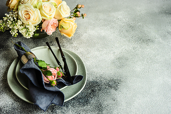 포토 JPG 해외이미지 접시 꽃다발 포크 회색배경 사람없음 장미 나이프 냅킨 카피스페이스 해외포토 식기 꽃 백그라운드 공백 회색 칼 파일형식 이미지허브