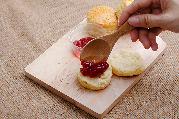 포토 JPG 해외이미지 손 단면 실내 들기 신체부위 나무숟가락 딸기잼 나무도마 스콘 해외포토 빵 모션 도마 사람 내부 목재 숟가락 잼 파일형식 이미지허브