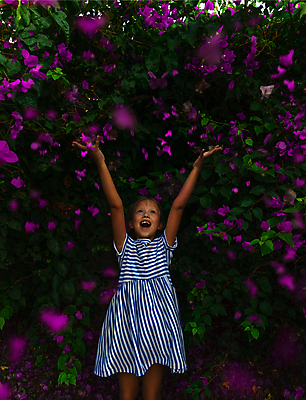 포토 JPG 해외이미지 백인 웰빙 공원 꽃 행복 어린이 장난 자연 놀이 휴가 건강 한명 웃음 사람 야외 초록색 정원 보라색 기쁨 자유 아기 신선 작음 흥분 해외포토 서양인 식물 1 공공시설 감정 컬러 컨셉 표정 크기 생태계 파일형식 이미지허브