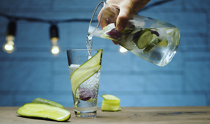 포토 JPG 해외이미지 손 남자 음료 잎 채소 유리 탁자 전등 오이 실내 건강 사람없음 초록색 물 보라색 얼음 흐름 추위 신선 조끼 붓기 닫기 맛 유기농 파란배경 바질 내추럴 소다 핸드메이드 해외포토 자연요소 식물 웰빙 컬러 가구 백그라운드 컨셉 모션 재질 조명 사람 내부 신체부위 파란색 외투 파일형식 이미지허브