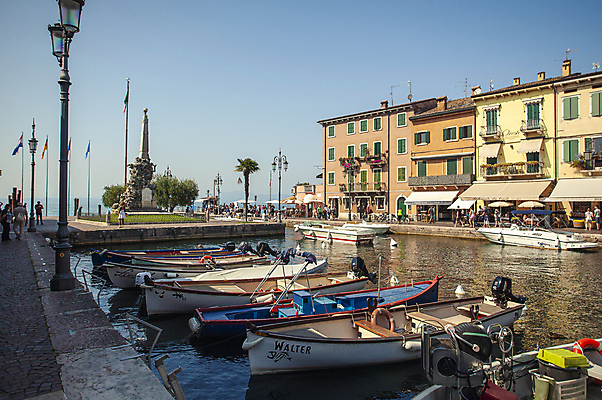 포토 JPG 해외이미지 주간 호수 가로등 유럽풍경 유럽건축 사람없음 야외 건물 동상 항구 이탈리아 깃발 보트 국기 해외포토 자연요소 건축물 공공시설 유럽 배_교통 서양건축 교통시설 풍경 조형물 기념물 파일형식 이미지허브