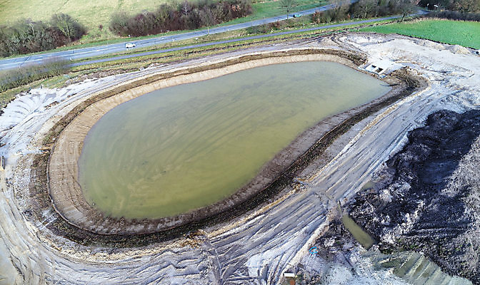 포토 JPG 해외이미지 도로 모래 밭 사람없음 초록색 물 회색 저수지 운하 대야 빗물 교외 드론 조감도 해외포토 자연요소 길 컬러 농업 교통시설 비_날씨 파일형식 이미지허브