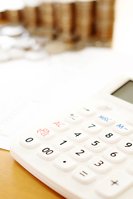 포토 JPG 해외이미지 돈 비즈니스 그래프 사람없음 빨간색 세로 동전 자료 저축 계산기 재산 분석 가정경제 해외포토 컬러 컨셉 가정 문구용품 금융 경제 장비 파일형식 이미지허브