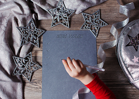 포토 JPG 해외이미지 손 별 리본 종이 어린이 컨셉 크리스마스 비즈니스 텍스트 학교 표시 새해 사람 사람없음 단어 사무실 펜 쪽지 공책 회색 흰색 아기 기록 잡기 메시지 은색 계획 편지 심볼 사인 시작 규칙 시트 서명 구김 필기체 해외포토 자연요소 문자 교육 기념일 컬러 모션 문구용품 신체부위 필기구 파일형식 이미지허브