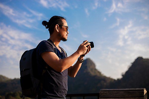 포토 JPG 해외이미지 라이프스타일 남자 행복 여행 백그라운드 밭 배낭 자연 하늘 모바일 휴가 산 한명 사람 동양인 풍경 취미 야외 초록색 여름 스마트폰 핸드폰 여행객 카메라 디지털 숲 사진사 스마트 그림 인도네시아 힙스터 해외포토 1 계절 패션 감정 아시아 컬러 컨셉 농업 가방 인종 생활 전자제품 스마트기기 작가 생태계 파일형식 이미지허브
