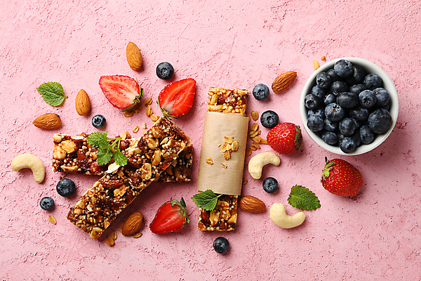 포토 JPG 해외이미지 딸기 실내 사람없음 민트 블루베리 아몬드 에너지바 캐슈넛 분홍색배경 그래놀라 해외포토 음식 분홍색 백그라운드 과일 내부 견과류 허브 파일형식 이미지허브