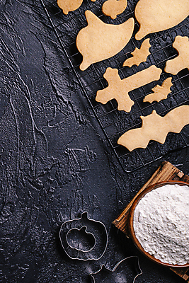 포토 JPG 해외이미지 그릇 검은배경 요리 사람없음 하이앵글 바구니 쿠키 계란 할로윈 밀가루 쿠키틀 카피스페이스 해외포토 식기 뷰포인트 백그라운드 디저트 알 검은색 공백 가루 제빵도구 파일형식 이미지허브