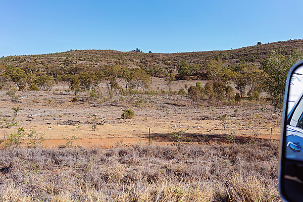 포토 JPG 해외이미지 나무 계절 도로 여행 밭 농업 하늘 거리 건조 사람없음 야외 파란색 울타리 농장 갈색 환경 흙 거울 시골 소 변화 역 호주 방목 먼지 장면 철사 길가 방목장 밭일 벌목 해외포토 식물 산업 길 컬러 컨셉 포유류 교통시설 담장 오세아니아 축산업 파일형식 이미지허브