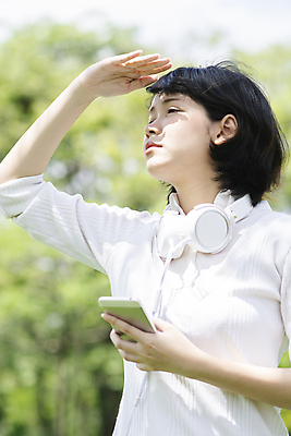 포토 JPG 해외이미지 라이프스타일 응시 여자 음악 이어폰 백그라운드 모바일 스트레스 한명 사람 동양인 성인 10대 스마트폰 핸드폰 뷰티 유행 헤드폰 걱정 스타일 해외포토 1 시선 감정 음향기기 청소년 문화예술 인종 생활 전자제품 스마트기기 파일형식 이미지허브