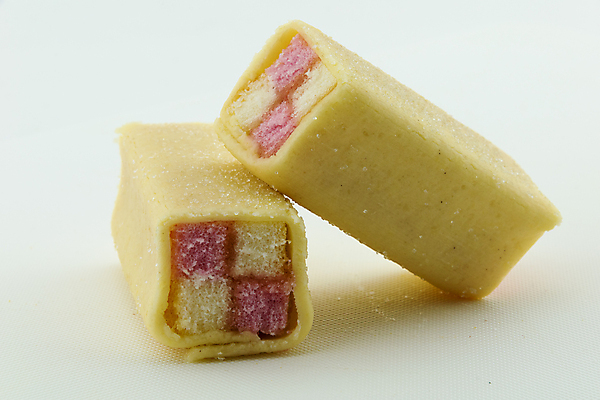 포토 JPG 해외이미지 전통 영어 문화 음식 분홍색 조각 백그라운드 디저트 영국 사람 사람없음 노란색 케이크 신선 달콤 맛 자르기 정사각형 스펀지 해외포토 도형 문자 유럽 컬러 컨셉 모션 파일형식 이미지허브