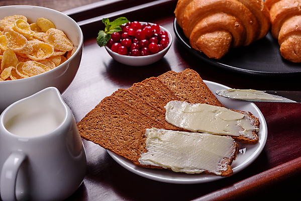 포토 JPG 해외이미지 그릇 접시 바나나 실내 키위 사람없음 크래커 사과 시리얼 크루아상 크림 블루베리 고소한맛 나무쟁반 잼나이프 페스츄리 해외포토 식기 음식 빵 과일 쟁반 내부 목재 쿠키 나이프 맛 파일형식 이미지허브