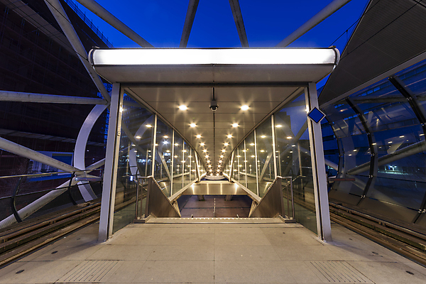 포토 JPG 해외이미지 디자인 유럽 도로 선 백그라운드 이동 비즈니스 건축양식 교통시설 추상 미래 거리 미술 사람없음 건물 빛 기차 굴 흰색 도시 보행로 전철 역 야간 네덜란드 출퇴근 전차 일반 교외 구름다리 선로 해외포토 자연요소 건축물 건축 나라 길 육상교통 컬러 교통 컨셉 무늬 문화예술 어패류 대중교통 다리_건축물 시설 파일형식 이미지허브