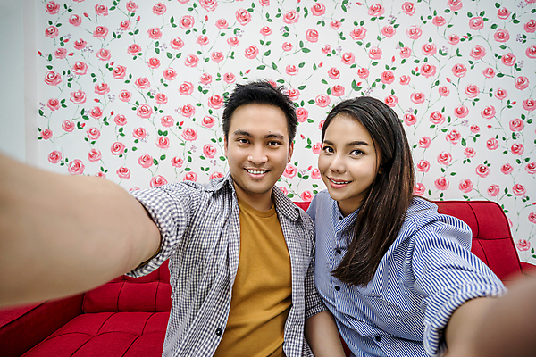 포토 JPG 해외이미지 여자 남자 주택 실내 동양인 상반신 성인 두명 카메라 성인만 크리에이터 1인미디어 유튜버 스트리밍 영상촬영 해외포토 직업 사람 인종 내부 건물 전자제품 촬영 방송 파일형식 이미지허브