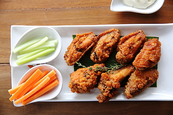 포토 JPG 해외이미지 실내 사람없음 하이앵글 당근 샐러리 닭날개 미국음식 나무배경 버팔로윙 해외포토 뷰포인트 백그라운드 채소 뿌리채소 서양음식 내부 치킨 닭고기 파일형식 이미지허브