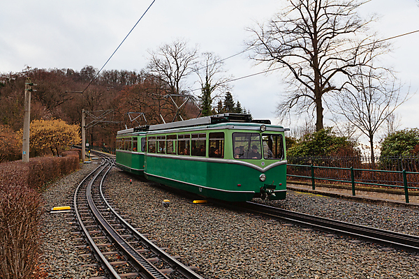 포토 JPG 해외이미지 유럽 전통문화 여행 교통시설 자연 유리 새로움 독일 풍경 사람없음 야외 초록색 기차 톱니바퀴 선로 신발장 옛날 해외포토 전통 나라 문화 육상교통 컬러 교통 컨셉 재질 대중교통 시설 생태계 파일형식 이미지허브