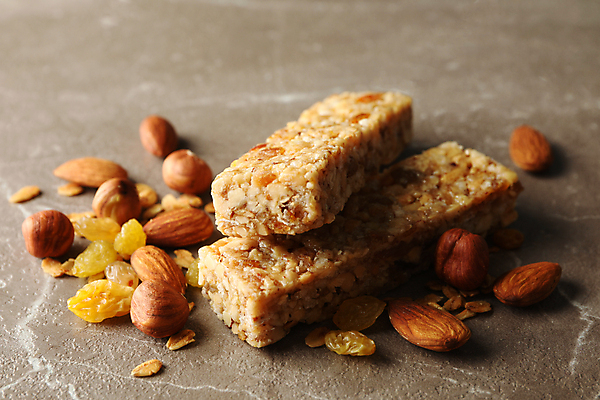 포토 JPG 해외이미지 회색배경 실내 근접촬영 사람없음 두개 아몬드 에너지바 개암 그래놀라 해외포토 열매 음식 뷰포인트 백그라운드 2 내부 회색 견과류 파일형식 이미지허브