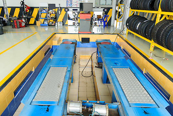 포토 JPG 해외이미지 산업 교통시설 자동차 사람없음 기계 장비 공구 바퀴 센터 작업실 수리 균형 서비스 타이어 고정 정비공 유지 자동 차고 해외포토 육상교통 교통 도구 기술자 시설 파일형식 이미지허브