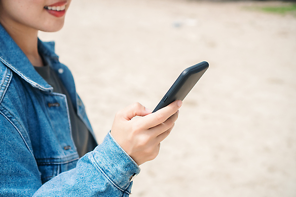 포토 JPG 해외이미지 템플릿 라이프스타일 손 여자 여행 인터넷 비즈니스 통신 손가락 탁자 모바일 세포 사람 사람없음 스마트폰 핸드폰 독서 알약 디지털 스크린 공백 카페 터치 흰색 잡기 네트워크 메시지 무선전화기 전화기 스마트 부름 보여주기 온라인 패드 목업 사용자 해외포토 컬러 가구 컨셉 모션 생활 신체부위 전자제품 스마트기기 약 상점 파일형식 이미지허브