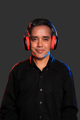 포토 JPG 해외이미지 남자 음악 50대 이어폰 실내 한명 미소 사람 동양인 성인 헤드폰 듣기 회색 인도인 무선전화기 오디오 블루투스 해외포토 외국인 1 컬러 중년 음향기기 모션 문화예술 표정 인종 내부 전자제품 전화기 파일형식 이미지허브