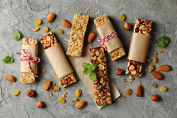 포토 JPG 해외이미지 종이 포장 회색배경 실내 사람없음 하이앵글 민트 아몬드 에너지바 개암 그래놀라 해외포토 열매 음식 뷰포인트 백그라운드 내부 회색 견과류 허브 파일형식 이미지허브