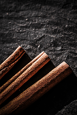 포토 JPG 해외이미지 그림자 근접촬영 사람없음 어둠 돌_바위 향신료 시나몬스틱 해외포토 뷰포인트 시나몬 향미료 파일형식 이미지허브