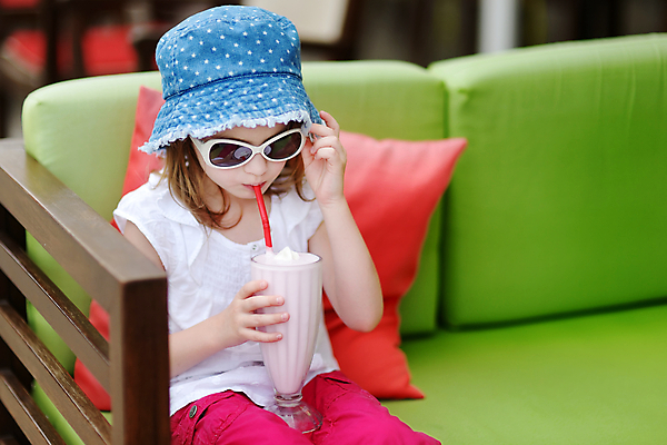 포토 JPG 해외이미지 백인 1 라이프스타일 여자 얼굴 음료 어린이 건강 한명 사람 앉기 선글라스 유행 식당 희망 주스 카페 우유 마시기 신선 잡기 칵테일 작음 상쾌 밀짚 쉐이크 걸음마 배려 스타일 해외포토 서양인 감정 안경 모션 유제품 주류 생활 신체부위 상점 짚 크기 파일형식 이미지허브